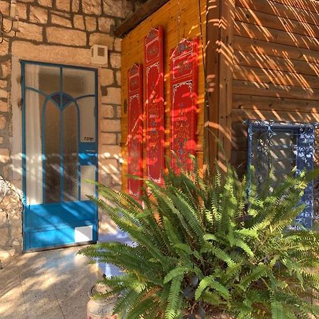 בית האבן העתיק מ-1885 עם מגונית פרטית בחצר Ros Pinna Kültér fotó