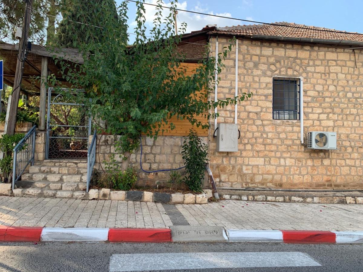 בית האבן העתיק מ-1885 עם מגונית פרטית בחצר Ros Pinna Kültér fotó