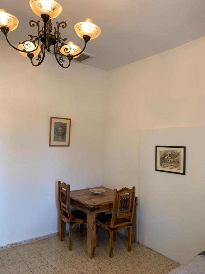 בית האבן העתיק מ-1885 עם מגונית פרטית בחצר Ros Pinna Kültér fotó