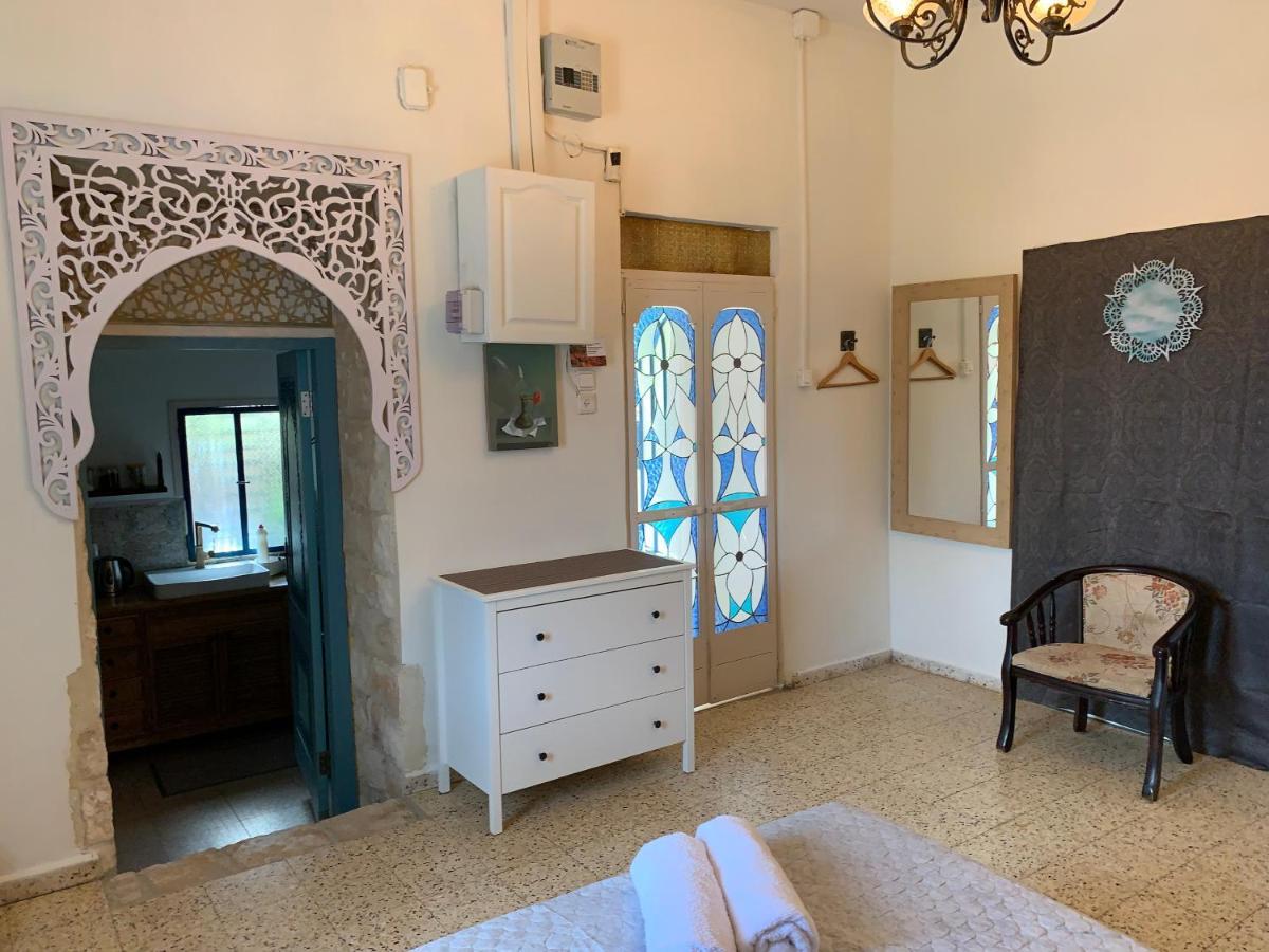 בית האבן העתיק מ-1885 עם מגונית פרטית בחצר Ros Pinna Kültér fotó