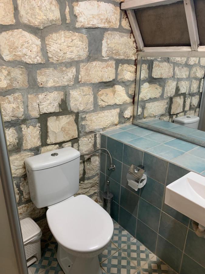 בית האבן העתיק מ-1885 עם מגונית פרטית בחצר Ros Pinna Kültér fotó