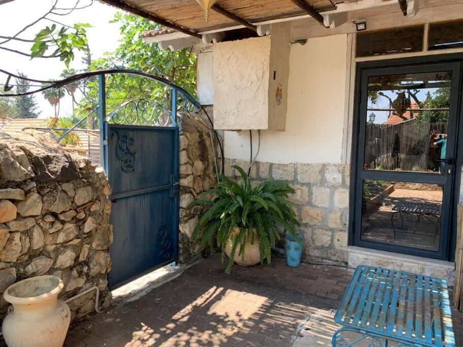 בית האבן העתיק מ-1885 עם מגונית פרטית בחצר Ros Pinna Kültér fotó