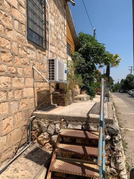 בית האבן העתיק מ-1885 עם מגונית פרטית בחצר Ros Pinna Kültér fotó
