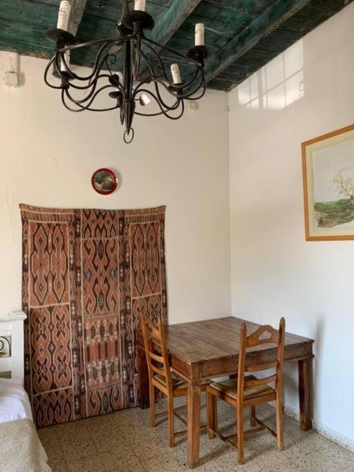 בית האבן העתיק מ-1885 עם מגונית פרטית בחצר Ros Pinna Kültér fotó