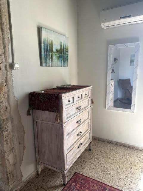 בית האבן העתיק מ-1885 עם מגונית פרטית בחצר Ros Pinna Kültér fotó